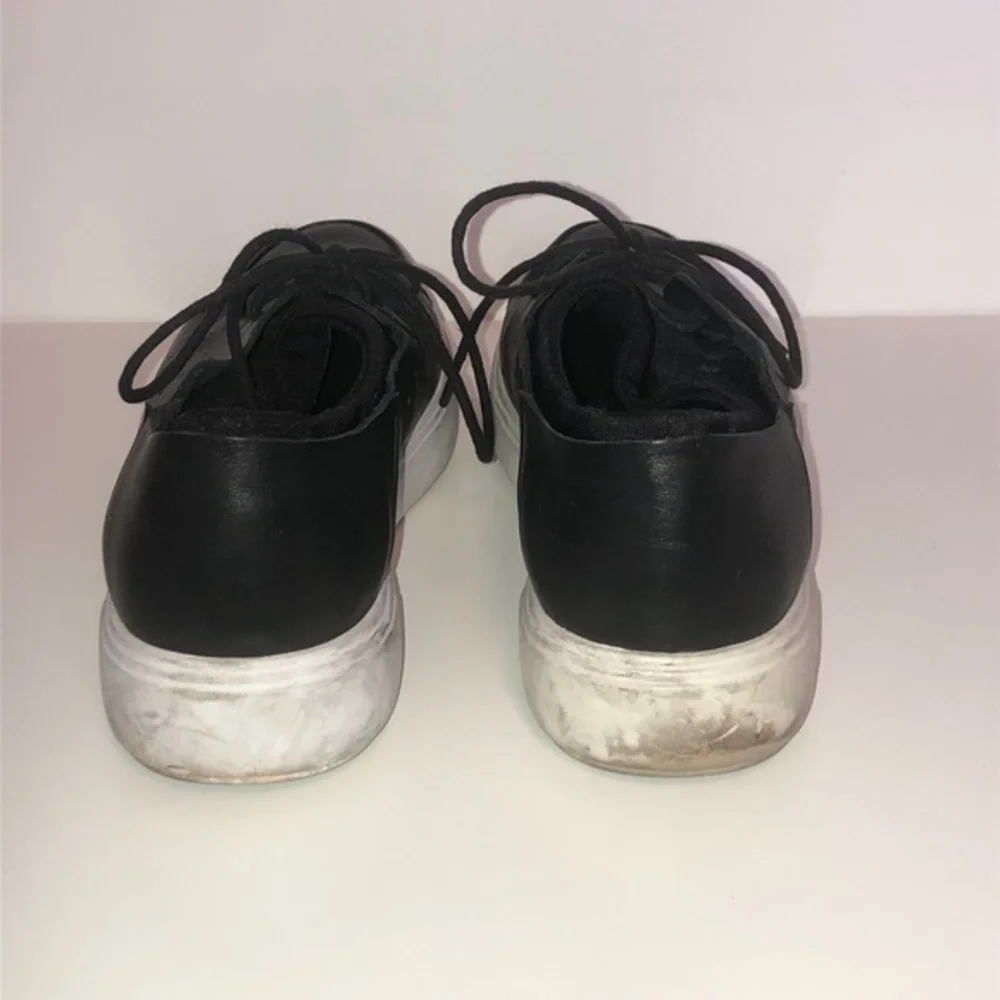 Under Armor Black & White Sneakers Shoes size 8.5